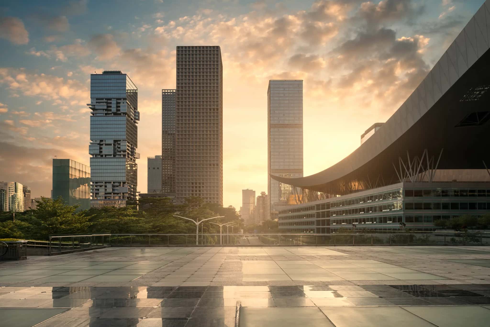 Torres corporativas ao pôr do sol, vistas de uma praça
